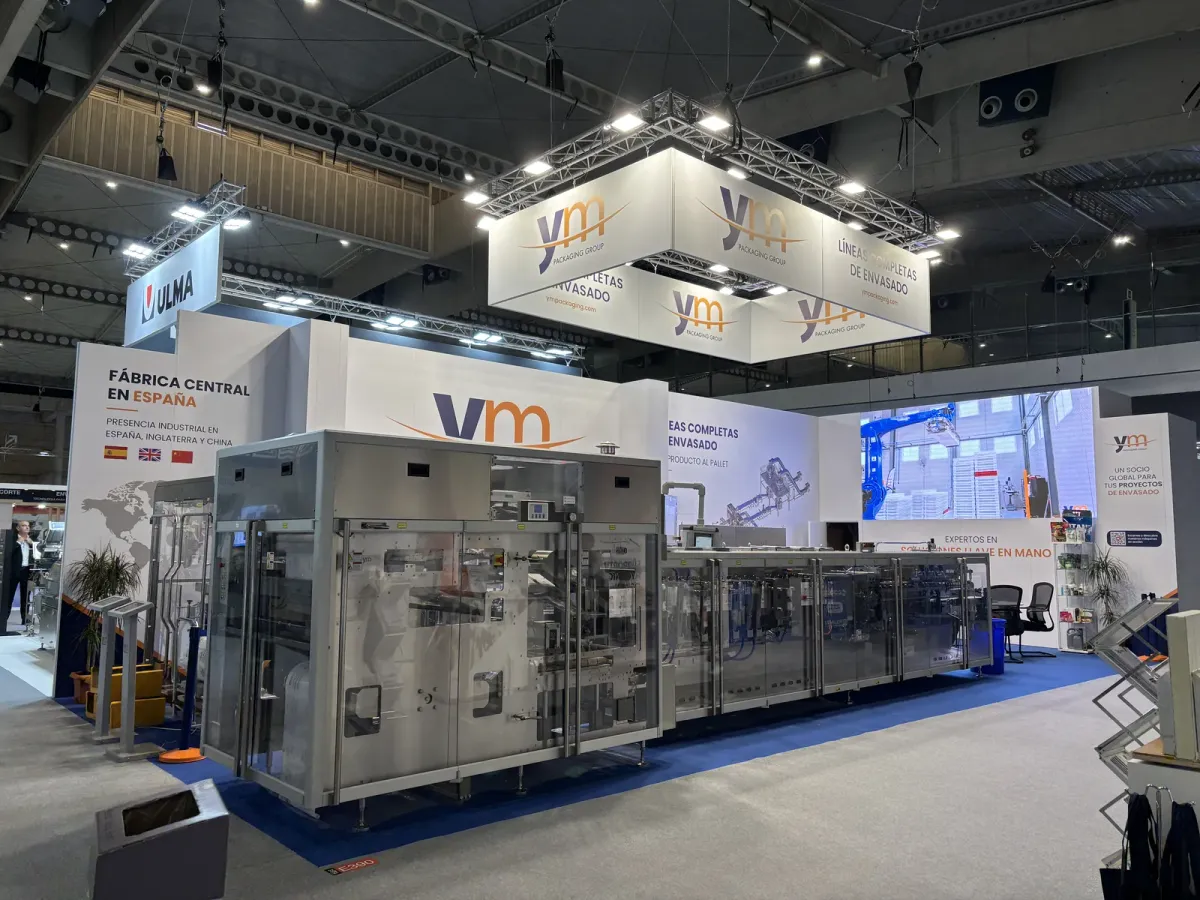 Stand de YM Packaging en Alimentaria FoodTech 2026 con la línea de envasado HF220
