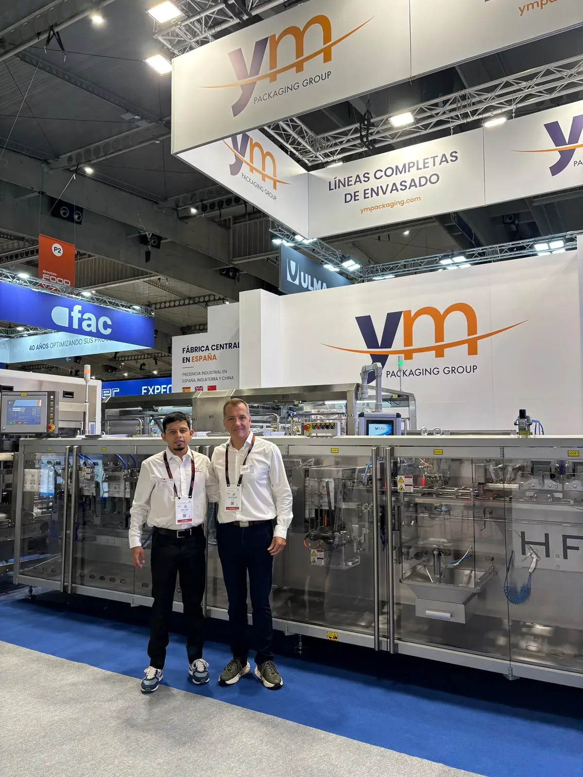 Equipo de YM Packaging junto a la HF220 en Alimentaria FoodTech 2026