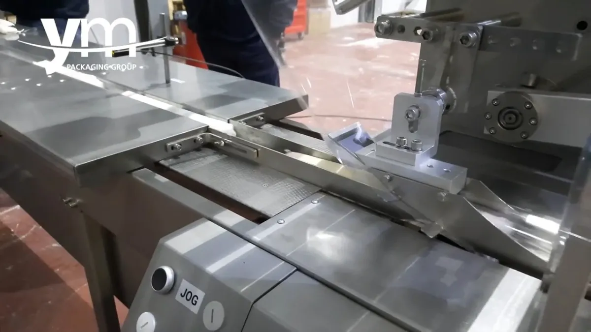 Infeed table and adjustable former of the flow wrapper