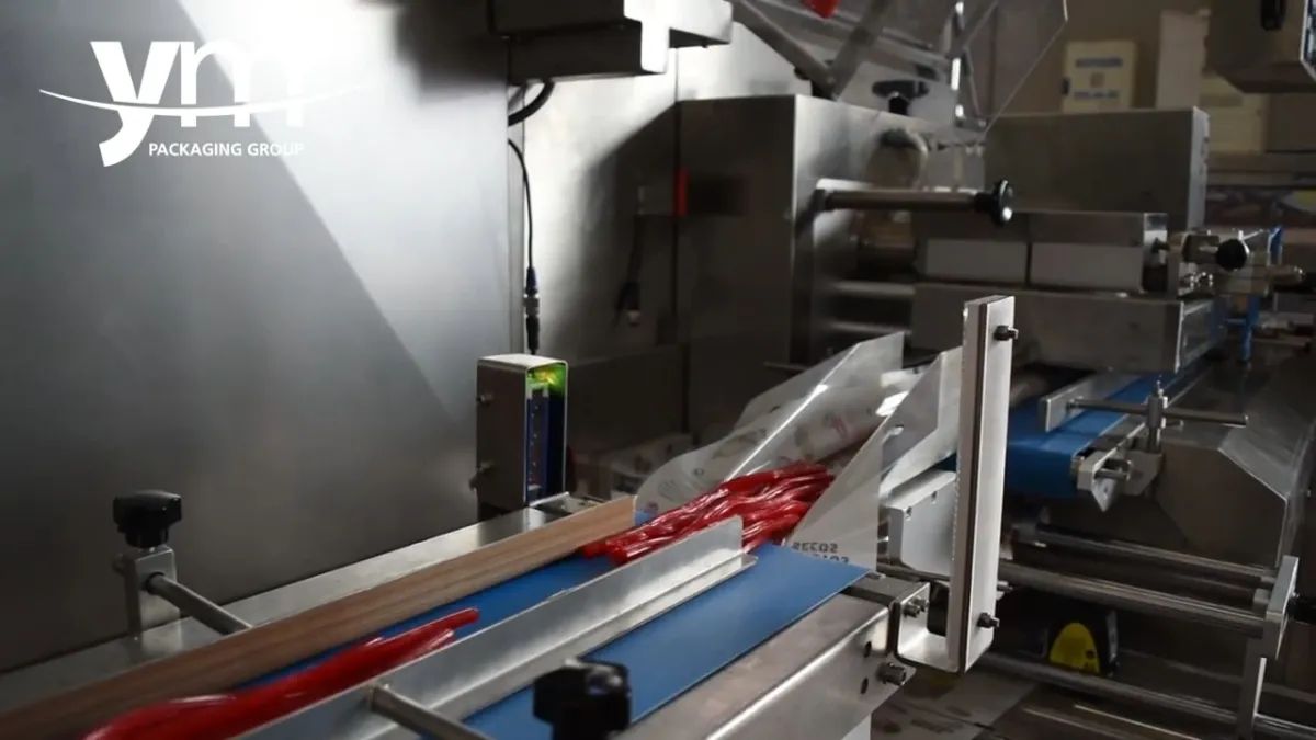 Barras de regaliz en la cinta de entrada, con el sensor de producto