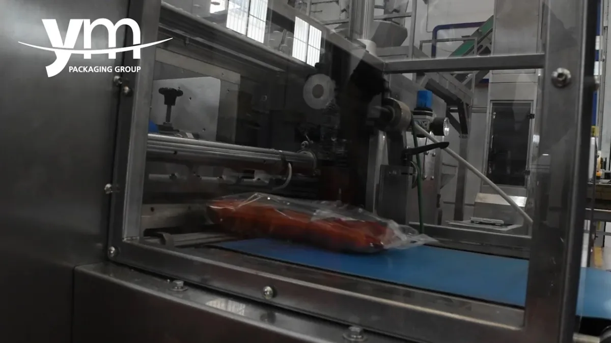 Bolsa de chorizo saliendo de la mordaza transversal, tras la protección transparente