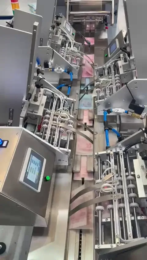 Alimentadores automáticos con su pantalla táctil y el producto apilado