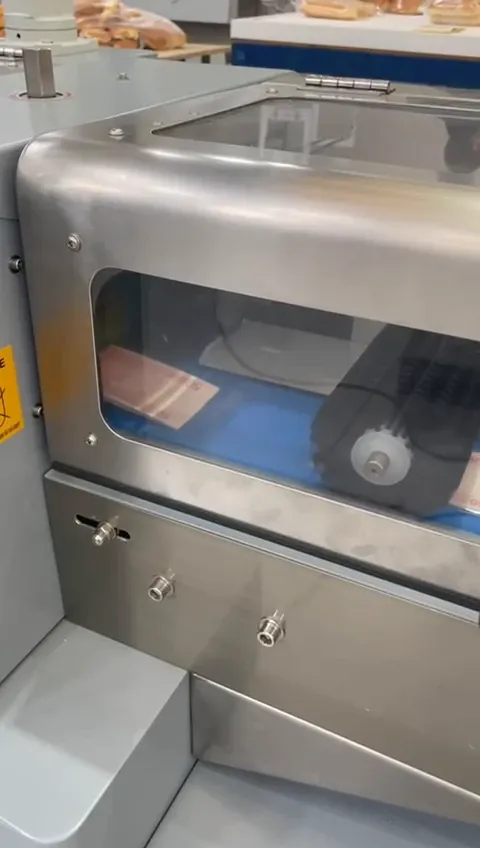 Cepillo de acompañamiento sobre las bolsas a la salida