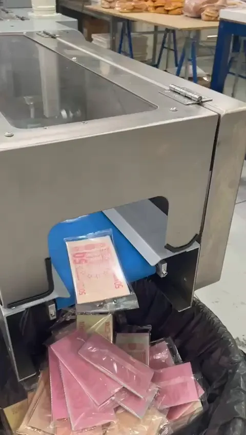 Bolsas terminadas cayendo desde la cinta de salida