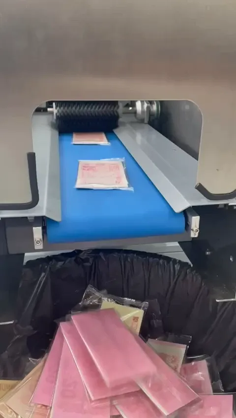 Cinta de salida con el cepillo y las bolsas terminadas