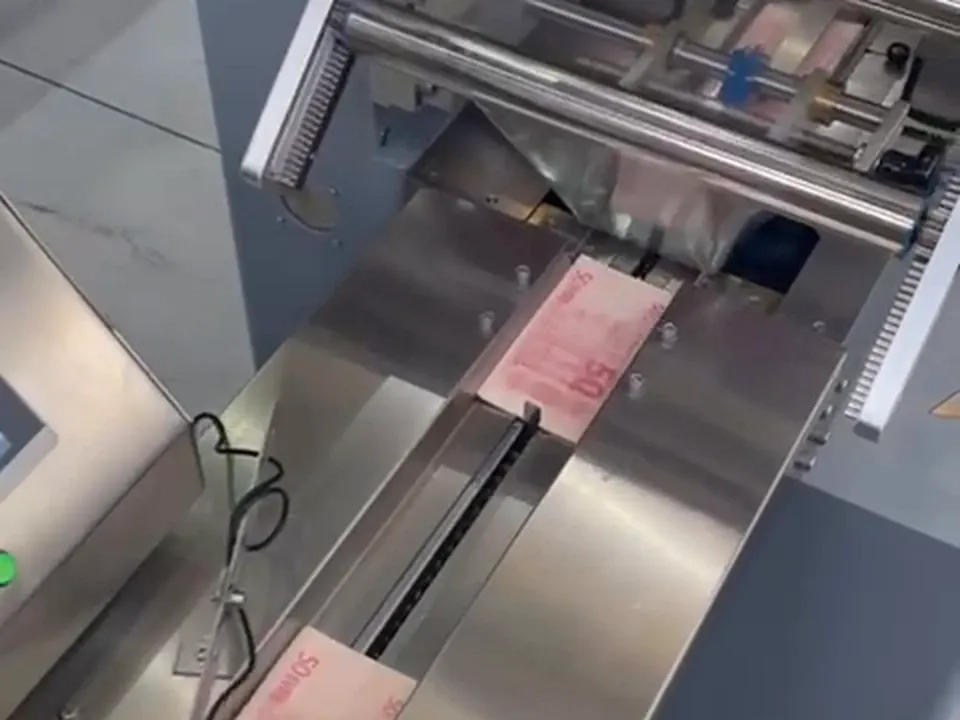 Producto plano impreso avanzando sobre el film hacia el formador