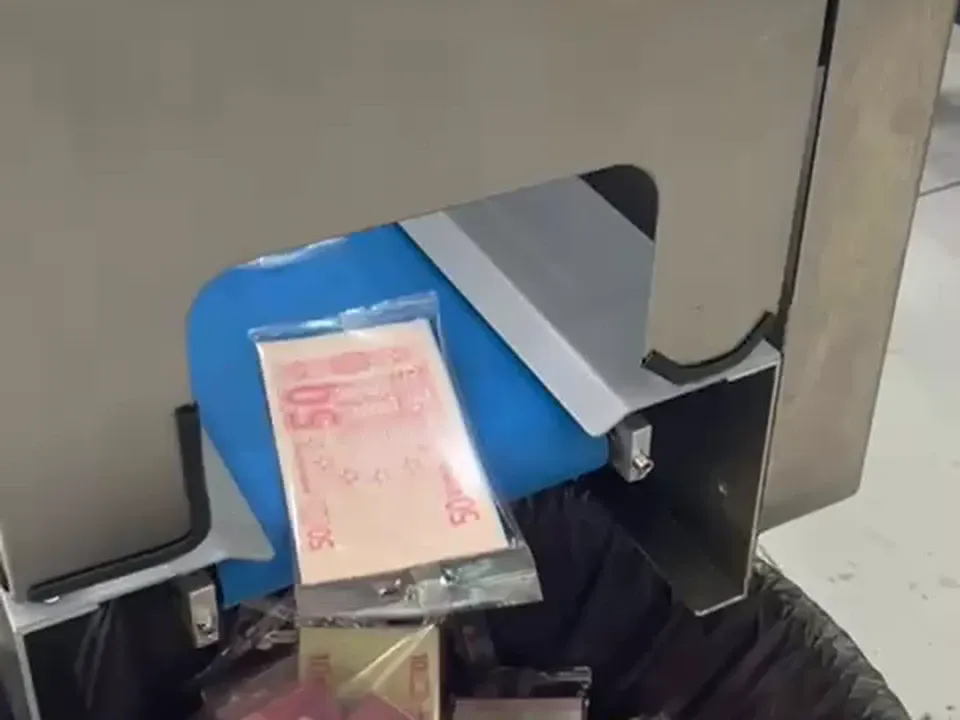 Bolsas terminadas cayendo desde la cinta de salida