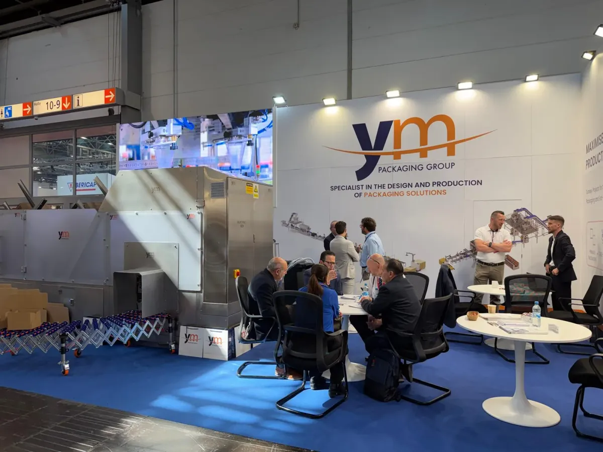 Zona de reuniones del stand de YM Packaging en interpack 2026
