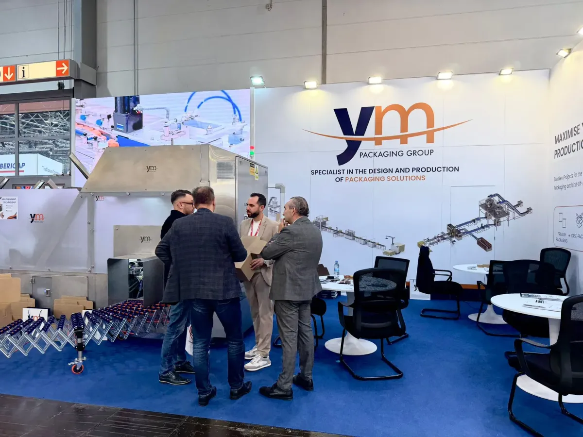 Visitantes en el stand de YM Packaging en interpack