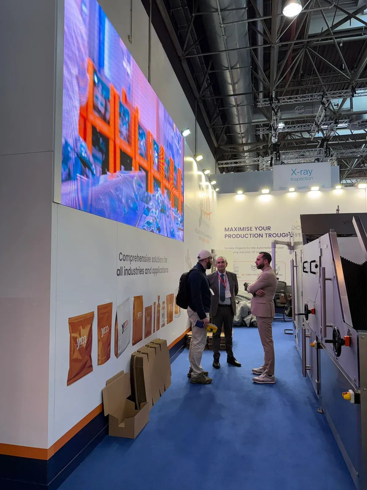 Pantalla LED con vídeos de líneas de envasado en el stand de interpack