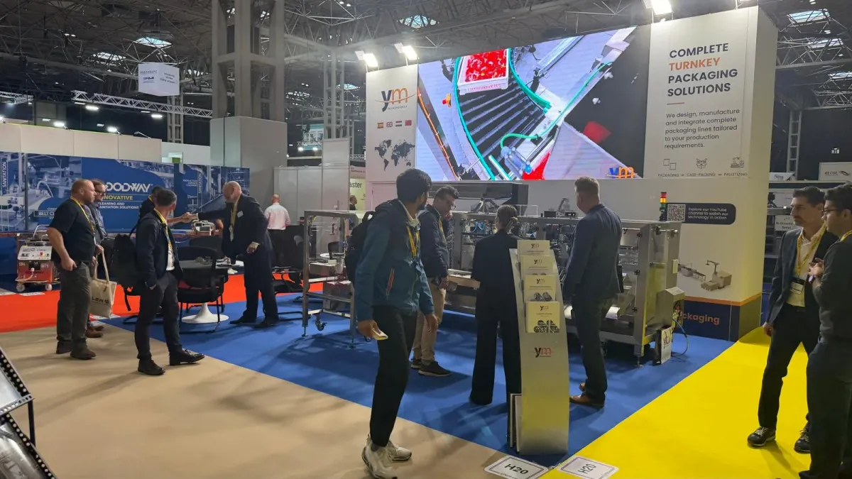 Envasadora EPJM 310 en funcionamiento en el stand de YM Packaging en el NEC