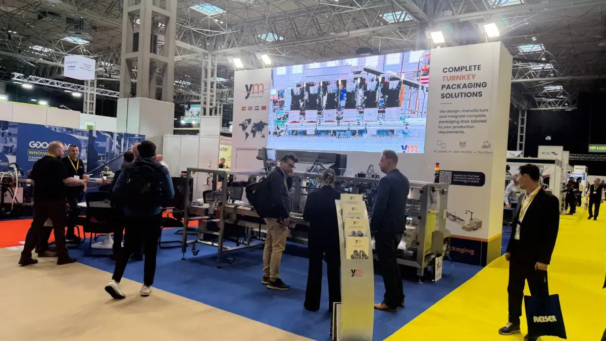 Stand de YM Packaging en PPMA 2026 con pantalla LED y líneas llave en mano