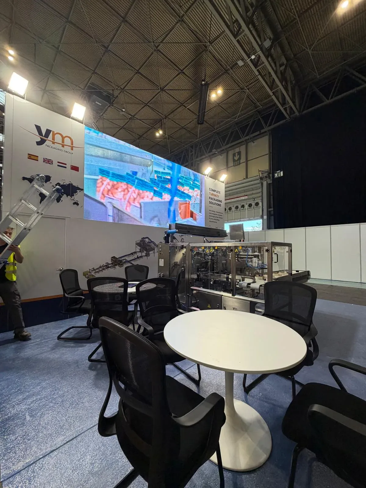 Zona de reuniones del stand de YM Packaging en PPMA 2026