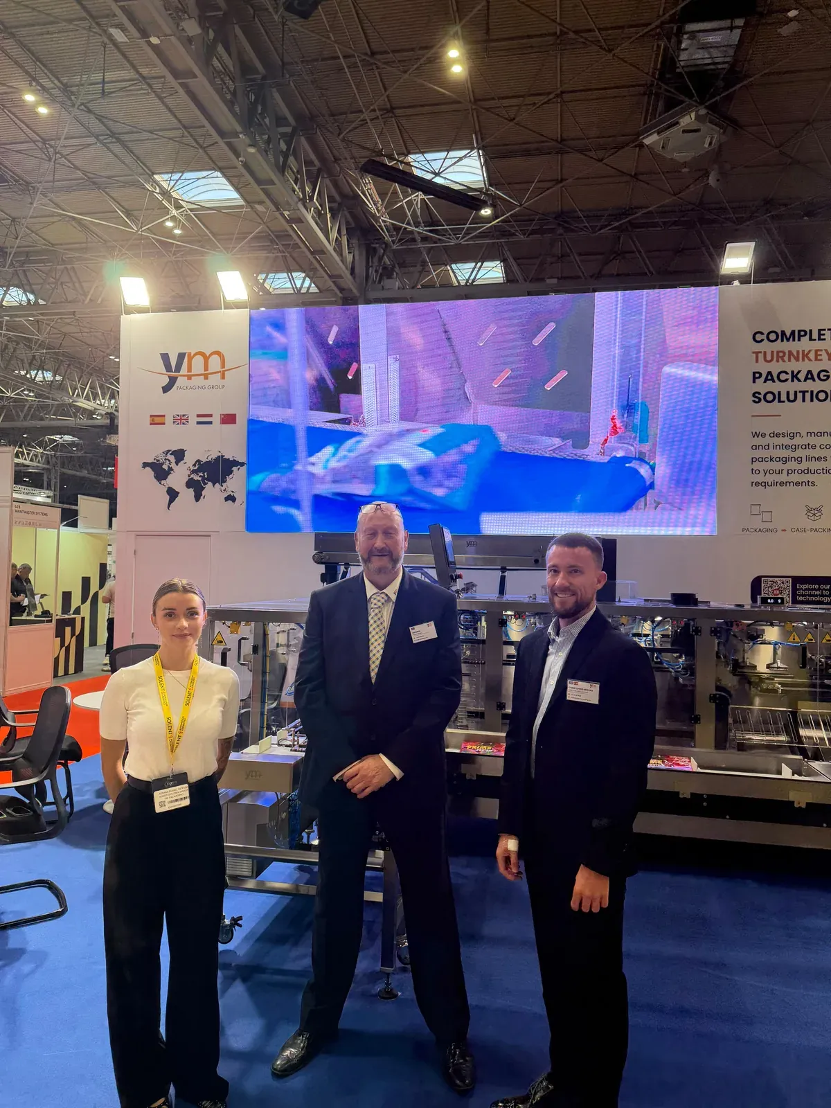 Equipo de YM Packaging en su stand de PPMA Total Show 2026