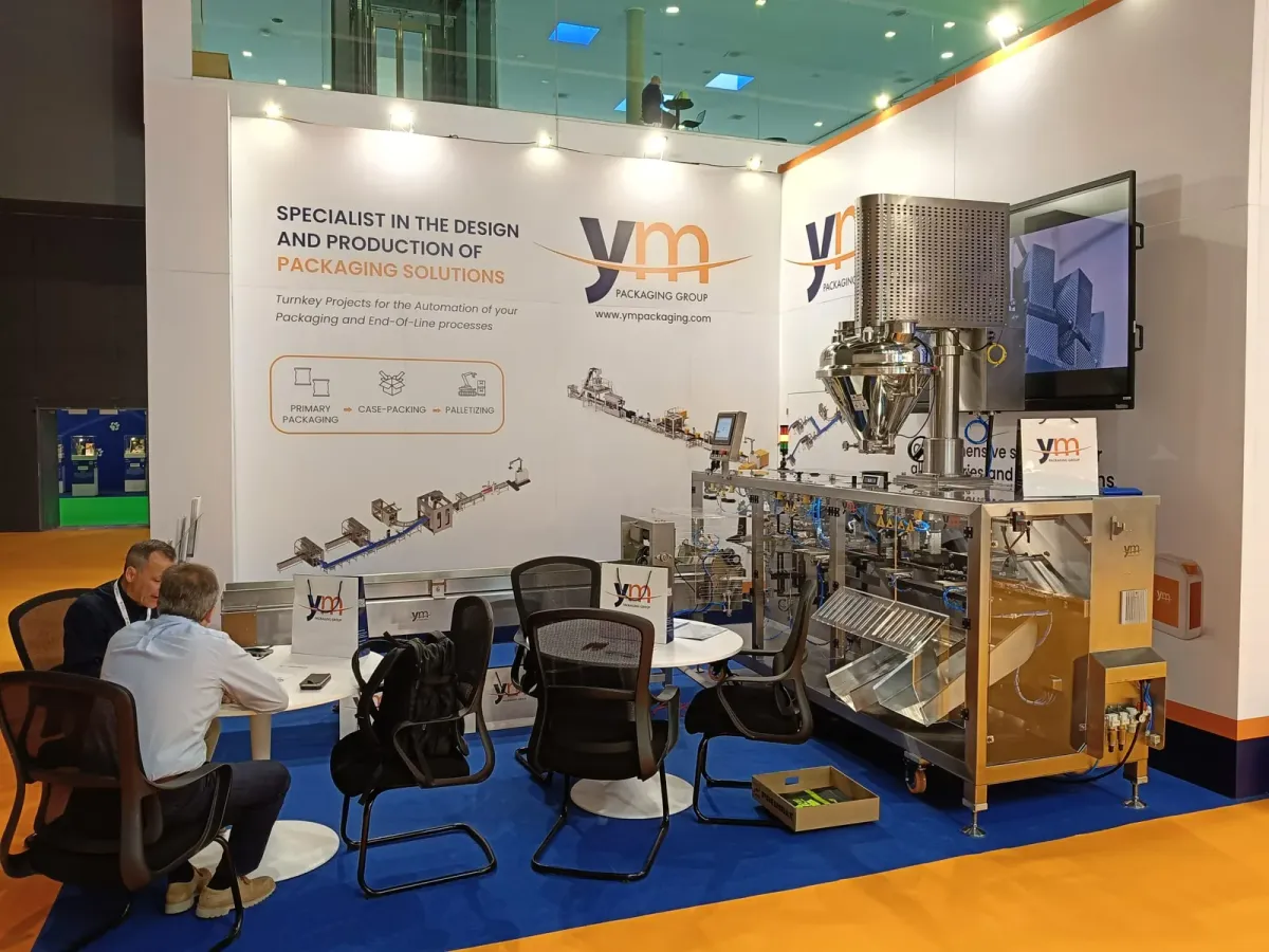 Stand 5K6 de YM Packaging en Vitafoods Europe 2026 con la envasadora EPJM 310