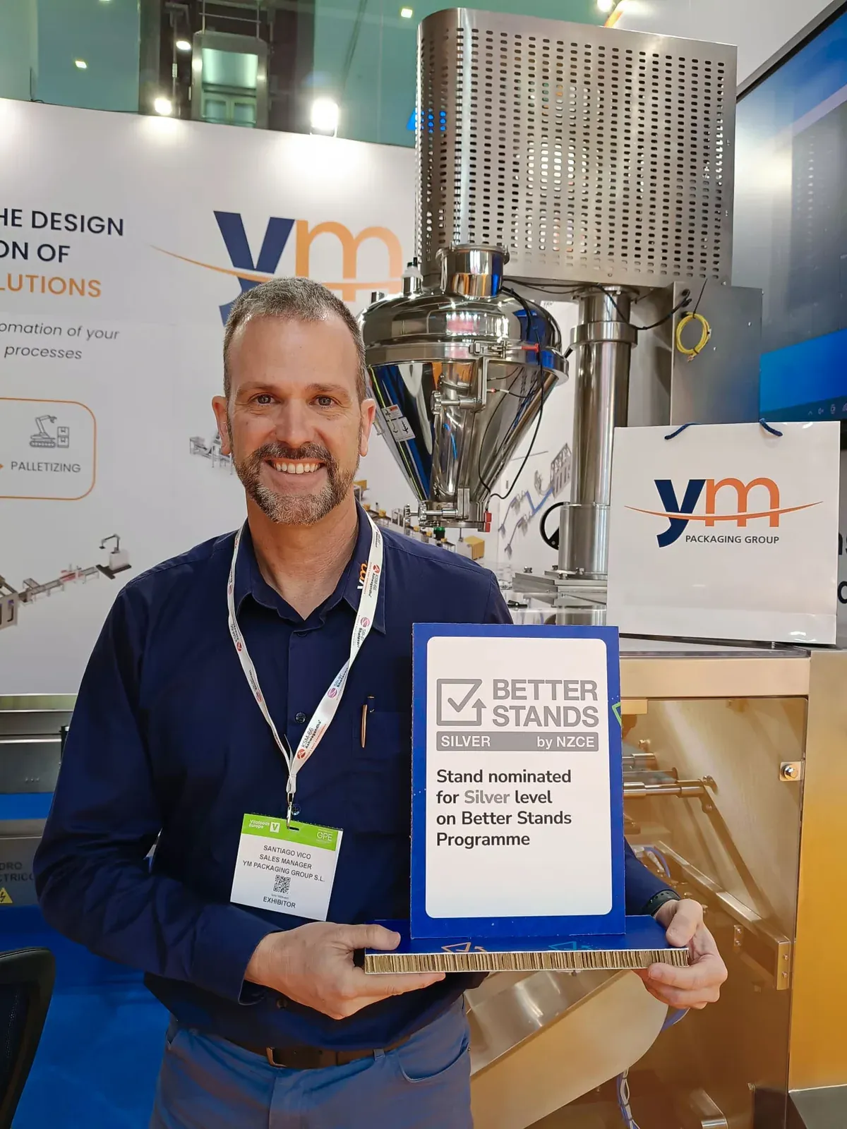 Plaque de nomination Better Stands Silver sur le stand YM Packaging