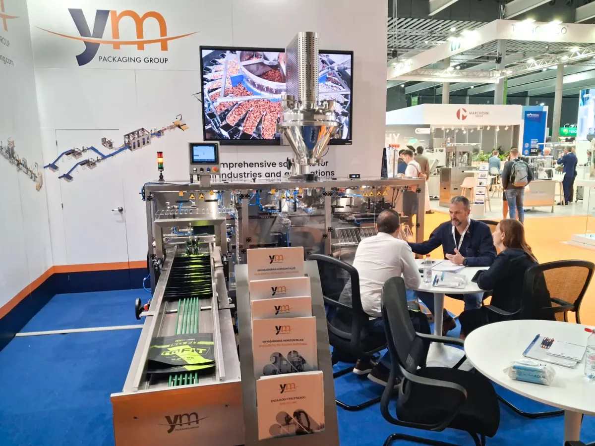 Ligne avec convoyeurs sur le stand YM Packaging à Vitafoods