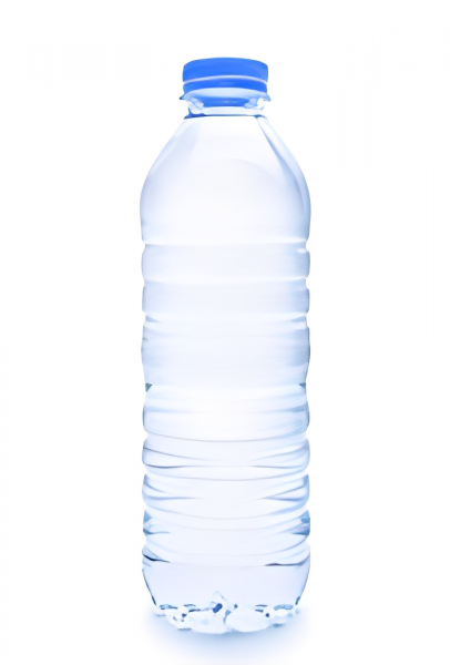 Envasado de agua mineral en botella de plastico