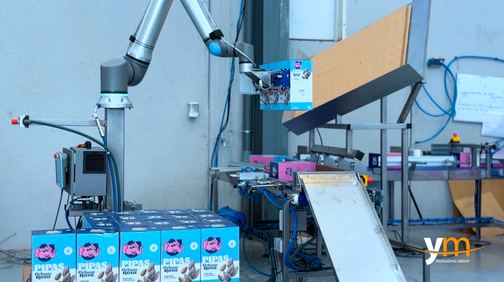 Robot paletizando cajas de frutos secos.